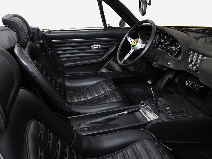 Интерьер Ferrari 365 GTS/4 Daytona 1971 года  (NA) (фото 5 из 40)